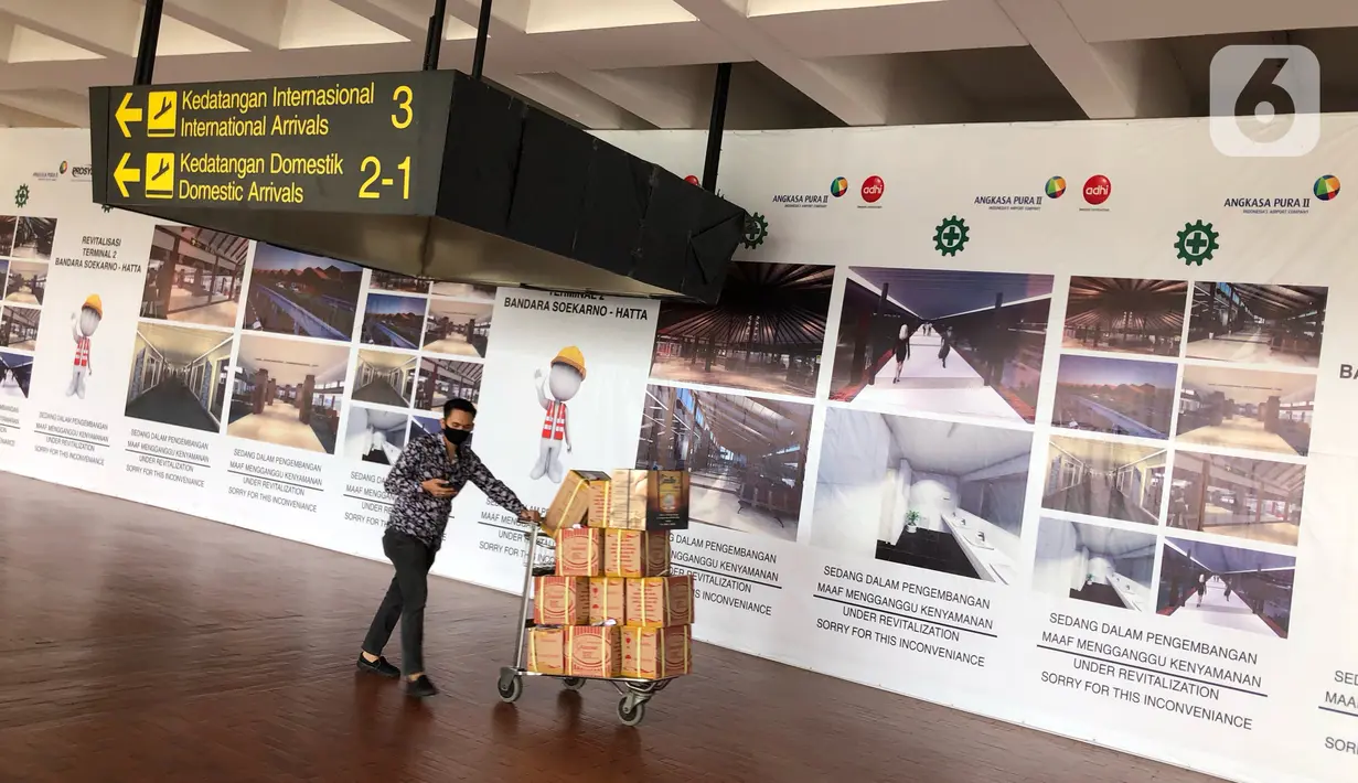 Penumpang beraktivitas di area Bandara Soekarno-Hatta, Tangerang, Jumat (24/7/2020). Senior Manager Branch Communication and Legal Bandara Soetta Febri Toga Simatupang mengatakan di bulan Juli, jumlah pergerakan penumpang rata-rata per hari mencapai 30.000 orang. (Liputan6.com/Immanuel Antonius)