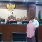 Azis Syamsuddin saat bertemu saksi di persidangan, Pengadilan Negeri Jakarta Pusat. (Merdeka.com)