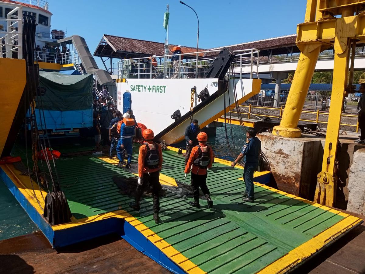 Penumpang dan ABK dievakuasi dari KMP Putri Yasmin, Rabu (12/8). (Dokumen Humas Basarnas Bali).