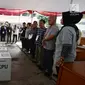 Warga mengikuti simulasi pencoblosan dan penghitungan di TPS pada Pemilihan umum 2019 di Kecamatan Tanah Abang, Jakarta, Selasa (9/4). Simulasi ini untuk memahami alur dan aturan Pemilu baik petugas dan warga yang akan mengikuti Pemilihan umum pada 17 April 2019. (merdeka.com/Imam Buhori)