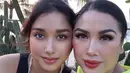 Titi DJ bersanding dengan Salwa. Salah satu alasan ia melakukan operasi adalah ingin bisa pakai makeup flawless dan tidak tebal. Jadi makin mirip yaa.. [@ti2dj]