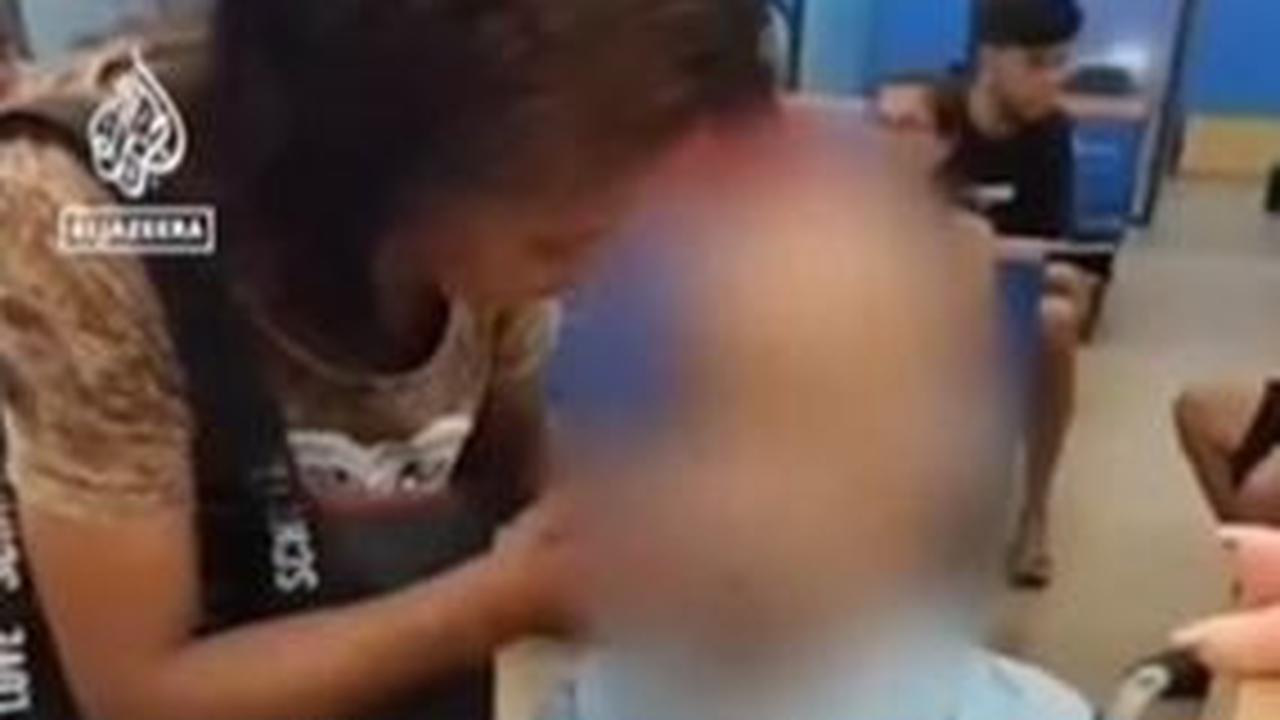 Wanita tersebut meyakinkan para pegawai, “Dia biasanya seperti ini.”
