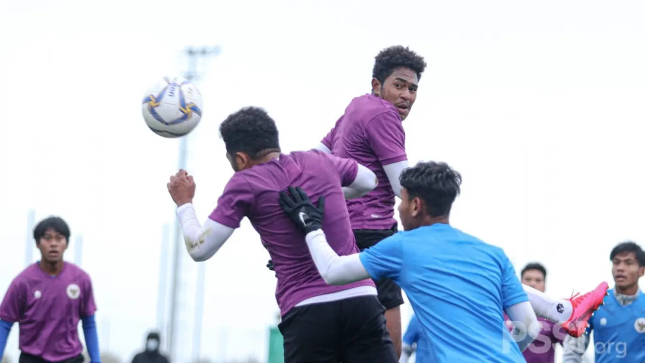 Gelandang Timnas Indonesia U-19, Braif Fatari (tengah) saat gim internal di Spanyol.