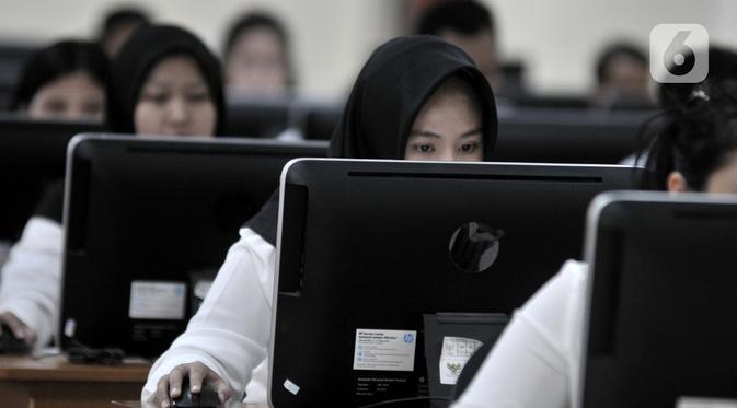 Ekspresi peserta saat mengikuti Seleksi Kompetensi Dasar (SKD) berbasis Computer Assisted Test (CAT) untuk CPNS Kementerian Agraria Tata Ruang/Badan Pertanahan Nasional (ATR/BPN) di Kantor BKN Regional V, Jakarta, Senin (27/1/2020). Seleksi berlangsung 27-31 Januari 2020. (merdeka.com/Iqbal Nugroho)