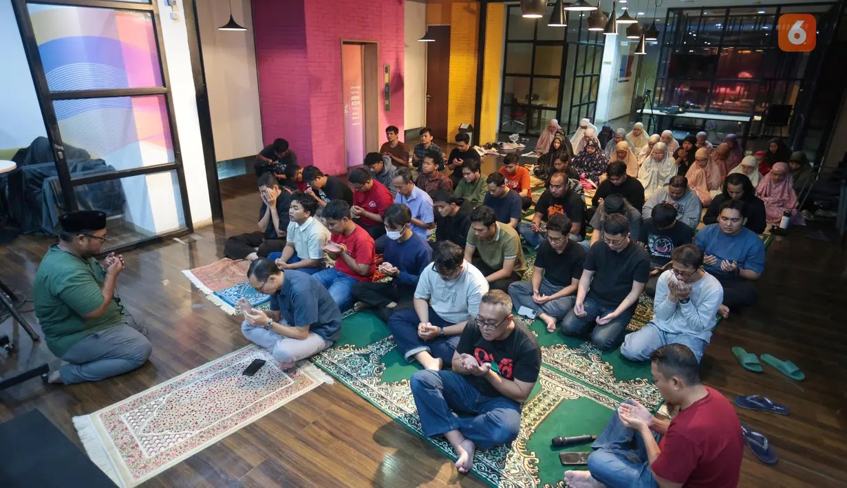 Sejumlah karyawan KLY mengikuti doa bersama yang dipimpin Luqman Rimadi dari Liputan6.com untuk mendoakan Arie Basuki dan rombongan yang hilang kontak saat menjalankan tugas jurnalistik di Selat Sunda, Kamis (10/9/2026). (KLY/Budy Santoso)