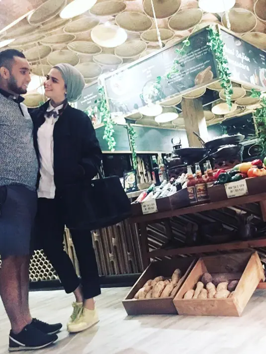 Kebersamaan Henry Baskoro Hendarso bersama sang istri Rosmanizar. Tersebar kabar pernikahan ini retak lantaran Enji menjalin hubungan terlarang dengan wanita lain. (Instagram/@rosmanizar_baskoro)