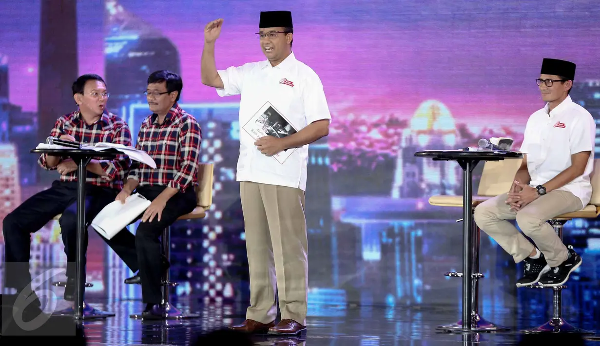 Cagub nomor urut 3 Anies Baswedan saat debat final cagub DKI di Hotel Bidakara, Jakarta, Jumat (10/2). Anies menilai gagasan paslon nomor urut 1 dan 2 terkait dengan penyandang disabilitas kurang solutif. (Liputan6.com/Faizal Fanani)