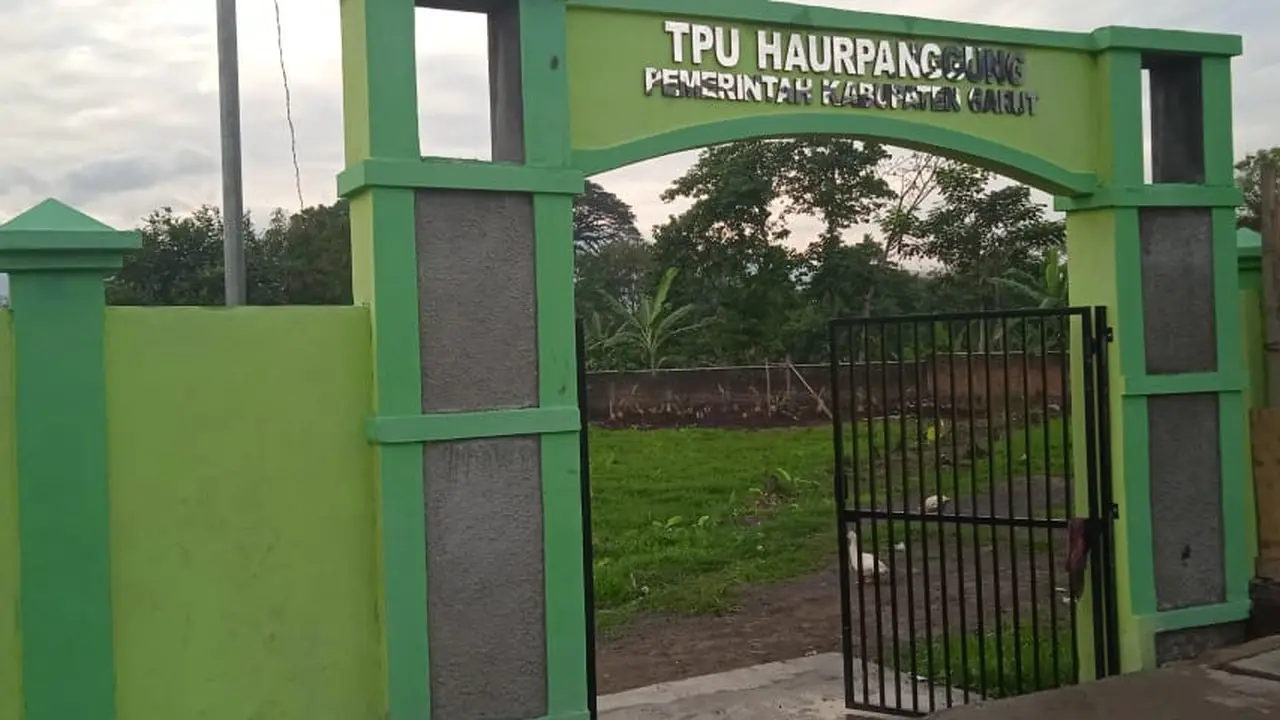 Pemda Garut telah menyediakan lahan pemakaman baru yang diperuntukan bagi pasien Covid-19 di lahan pemakaman pasien Covid-19 di Kampung Mekarjaya, RW 16, di area seluas 120 tumbak atau sekitar 1.680 meter persegi.