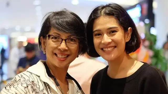 Potret 6 Artis Mualaf Bareng Ibunda, Harmonis Meski Beda Keyakinan