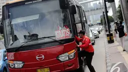 Hari pertama diluncurkan, bus gratis ini masih sepi penumpang, Jakarta, Rabu (17/12/2014). (Liputan6.com/Faizal Fanani)