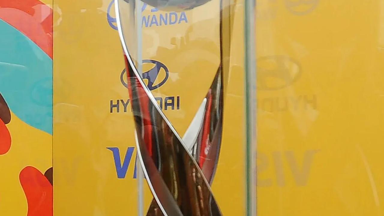 Penampakan trofi Piala Dunia U-17 2023 saat dipamerkan di Bundaran HI Jakarta Pusat, Minggu (15/10/2023).