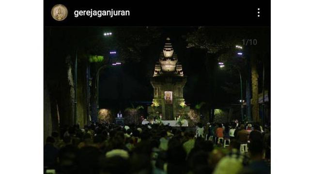 Suasana khusyuk Ganjuran pada malam hari. (Sumber: Instagram @gerejaganjuran)