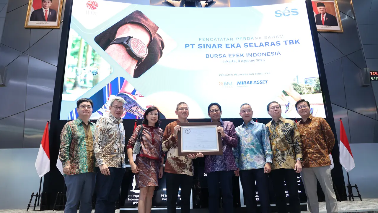 Pencatatan perdana saham PT Sinar Eka Selaras Tbk (ERAL), Selasa (8/8/2023). (Foto: BEI)
