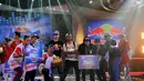 Para jawara Kratingdaeng Power Dance Final Battle berpose bersama Davin Thomas (Manager Marketing Kratingdaeng - keempat dari kiri) usai malam final yang dihelat di Jakarta, Sabtu (1/10/2014). (Liputan6.com/Helmi Fithriansyah) 