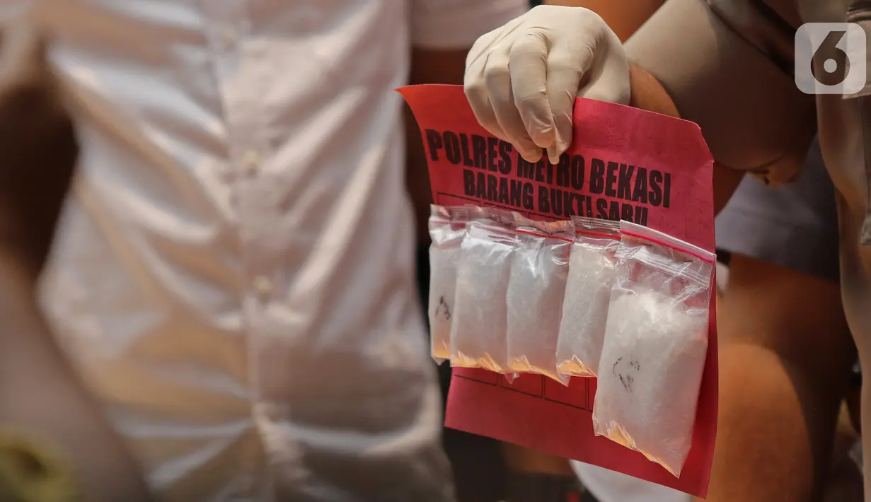 Barang bukti dalam rilis kasus terkait pengungkapan hasil Ops Nila Jaya 2019 di Polda Metro Jaya, Kamis (10/10/2019). Polisi menyita barbuk narkoba 56 kg sabu, 13 kg ganja, 227 butir ekstasi, 59,67 gram heroin, 481 butir H-5, 33.080 butir baya, dan 259 gram gorilla. (Liputan6.com/Herman Zakharia)