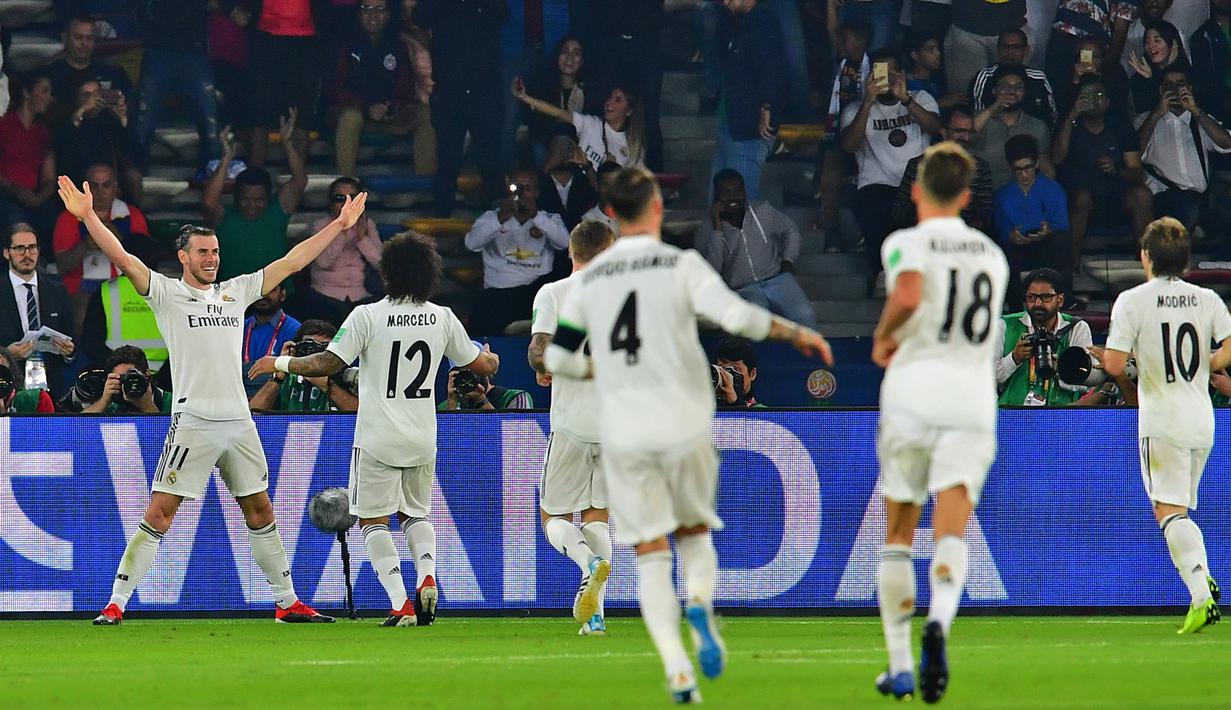 Gelandang Real Madrid, Gareth Bale, merayakan gol yang dicetaknya ke gawang Kashima Antlers pada laga Piala Dunia Antarklub di Stadion Zayed Sports City, Abu Dhabi, Rabu (19/12). Madrid menang 3-1 atas Kashima. (AFP/Giuseppe Cacace)