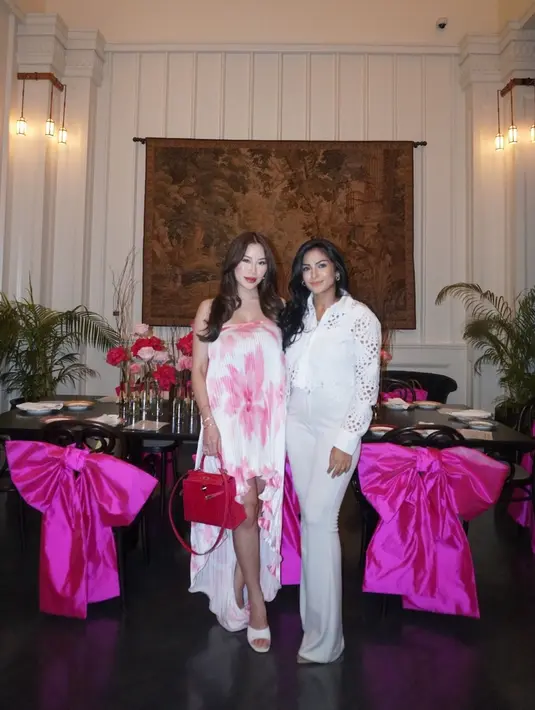 Aksen unik pada tampilan juga dihadirkan melalui siluet dress yabg hadirkan kesan unik pada tampilan. [Foto: Instagram/ Kezia Toemion]