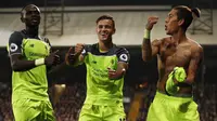 Penyerang Liverpool, Roberto Firmino (kiri) merayakan golnya ke gawang Crystal Palace, bersama dua rekannya, Philippe Coutinho (tengah) dan Sadio Mane, pada laga lanjutan Premier League 2016-2017, di Stadion Selhurst Park, Sabtu (29/10/2016).  (Reuters/Jo