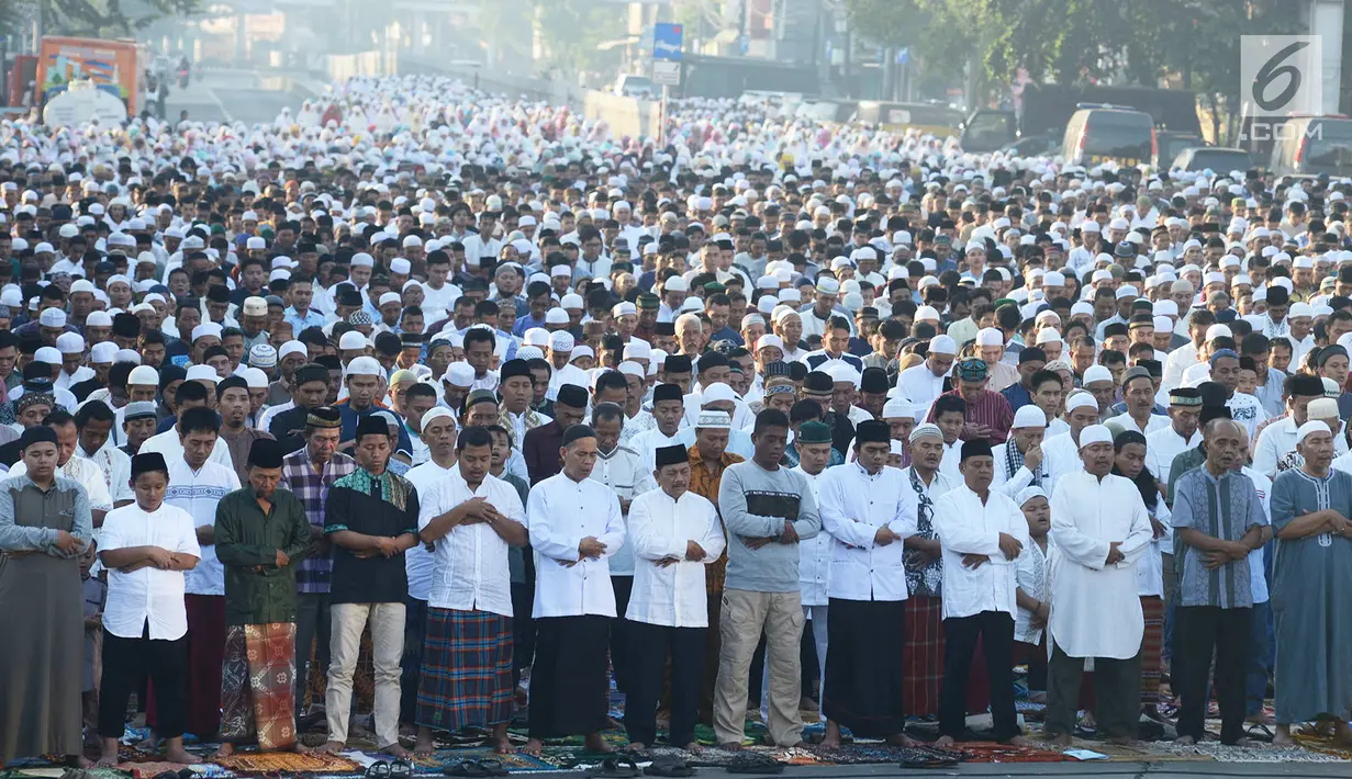 Umat muslim melaksanakan salat Idul Fitri 1 Syawal 1440 Hijriah di Jatinegara, Jakarta,Rabu (5/6/2019). Pemerintah menetapkan Idul Fitri 1440 Hijriah dirayakan secara nasional pada hari ini. (merdeka.com/Imam Buhori)
