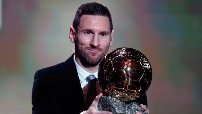 Pemain Barcelona Lionel Messi memegang trofi Ballon d'Or 2019 di Chatelet Theatre, Paris, Prancis, Senin (2/12/2019). Messi mengukir sejarah dengan memenangkan Ballon d'Or untuk keenam kalinya. (AP Photo/Francois Mori)