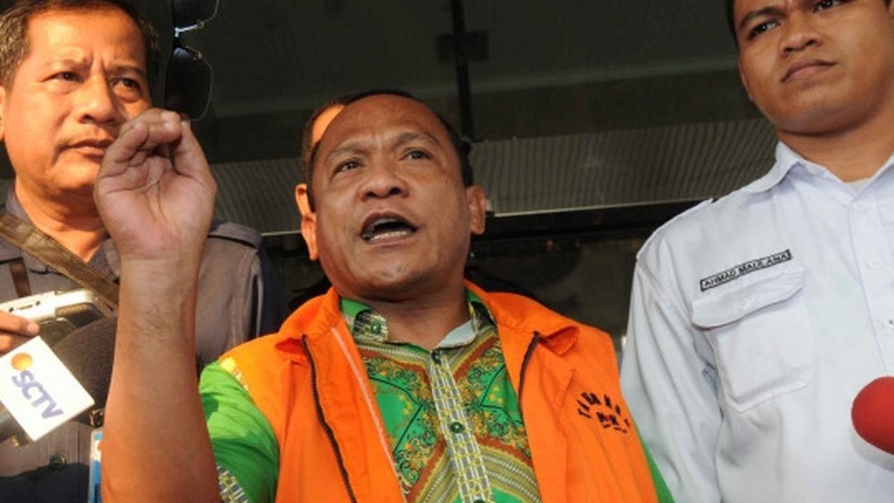 Usai diperiksa, tersangka Rusli Sibua pede keluar KPK pakai kacamata