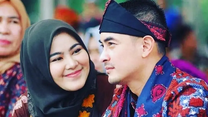 Momen Kenangan Manis Zumi Zola dan Istri