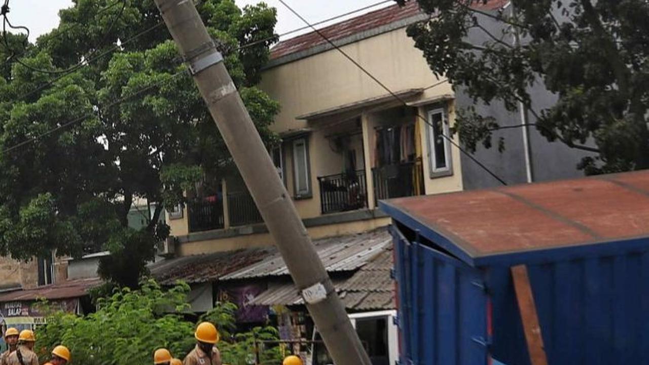 Kecelakaan yang menimpa truk barang Fuso bernomor polisi B 9963 XK tersebut terjadi pukul 08.25 WIB.
( Liputan6.com/Angga Yuniar )