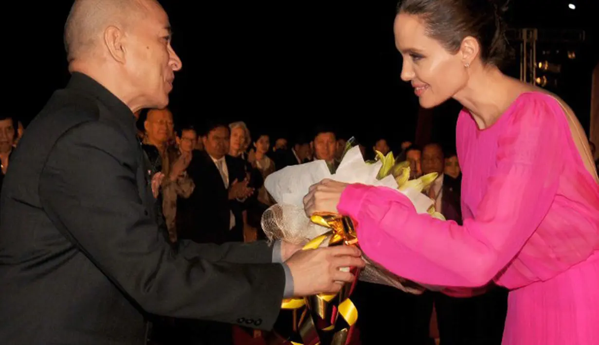 Angelina Jolie memang menjadi penggugat pertama dalam perceraiannya dengan Brad Pitt. Meskipun begitu, bukan berarti Jolie tak merasakan sedih dan terpuruk. (AFP/Bintang.com)