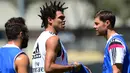 Pesepakbola Képler Laveran Lima Ferreira atau dikenal sebagai Pepe yang sebelumnya bergaya rambut kriwil mengubah gaya rambutnya menjadi funky dreadlock, yang dibuat berdiri sehingga menyerupai tanduk-tanduk kecil. (FREDERIC J. BROWN/AFP)