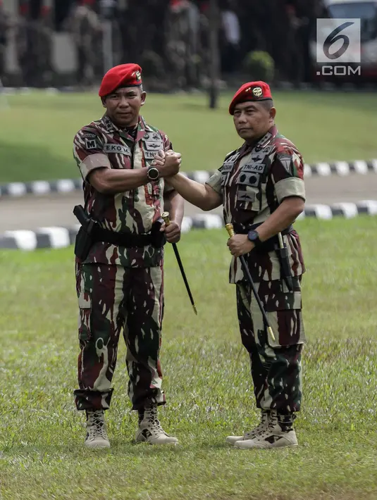 Mayjen Madsuni melakukan salam komando dengan Danjen Kopassus Mayjen Eko Margiyono saat Upacara Penyerahan Satuan di Lapangan Mako Kopassus, Jakarta, Jumat (23/3). Jabatan Danjen Kopassus diserahterimakan ke Eko Margiyono. (Liputan6.com/Faizal Fanani)