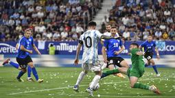 Penyerang Argentina, Lionel Messi berusaha memasukan bola saat bertanding melawan Estonia pada pertandingan persahabatan di stadion El Sadar di Pamplona, Spanyol utara, Senin (6/6/2022). Messi mencetak lima gol dan mengantar Argentina menang besar atas Estonia 5-0. (AP Photo/Alvaro Barrientos)