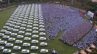 Seorang pengusaha berlian asal India memberikan ribuan unit mobil bagi pekerja yang berhasil memenuhi target. 