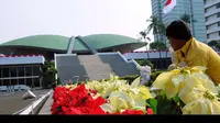 Satu minggu jelang pembacaan pidato kenegaraan oleh Presiden SBY, taman yang ada di depan gedung nusantara dirapikan, (8/8/2014). (Liputan6.com/Faisal R Syam)