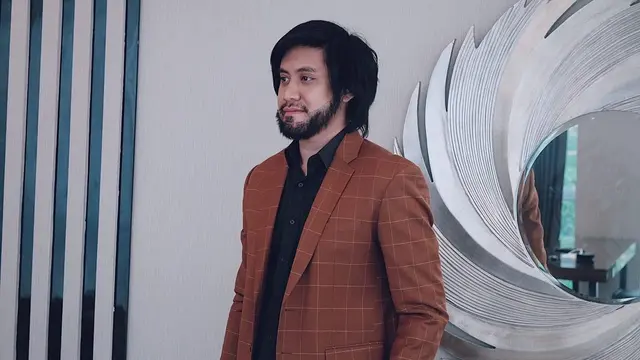 6 Potret Terbaru Kevin Aprillio Usai 7 Bulan Transplantasi Rambut, Makin Maskulin