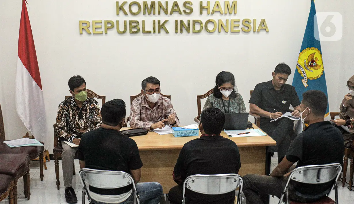 Anggota Komnas HAM menerima perwakilan Aliansi Masyarakat Anti Mafia Tambang di Kantor Komnas HAM, Menteng, Jakarta Pusat, Kamis (24/11/2022). Perusahaan tambang PT Amman Mineral yang berlokasi di Batu Hijau atau sekitar 40 kilometer dari Ibu Kota Kabupaten Sumbawa Barat dituduh melanggar hak asasi manusia karena kebijakan memberangus serikat pekerja atau union busting. (Liputan6.com/Faizal Fanani)