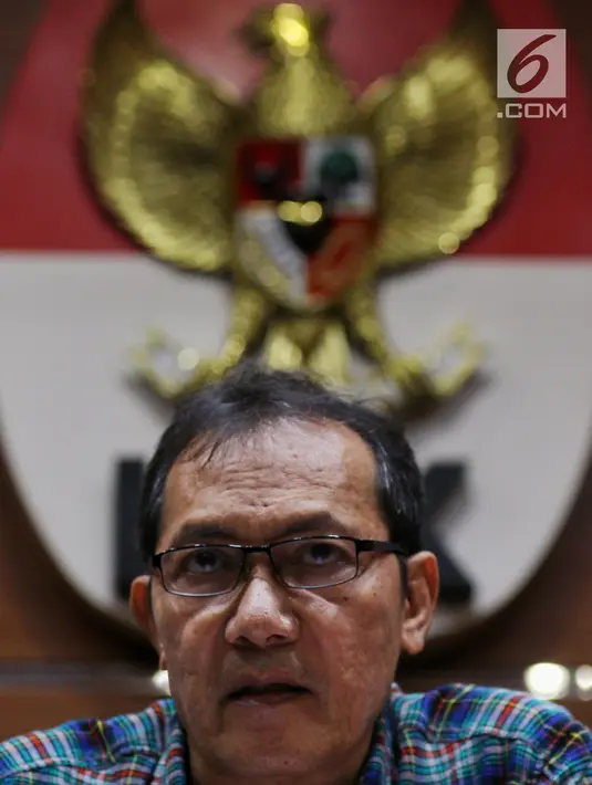 Wakil Ketua KPK Saut Situmorang saat keterangan pers terkait dugaan suap Pejabat Kementerian PUPR di Gedung KPK, Jakarta, Minggu (30/12) dini hari. Suap terkait proyek pembangunan Sistem Pengelolaan Air Minum (SPAM). (Liputan6.com/Johan Tallo)