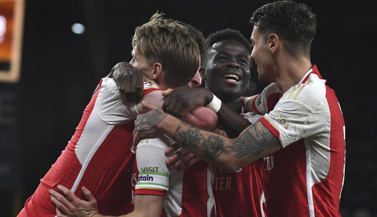 Selebrasi para pemain Arsenal merayakan gol kedua ke gawang Wolverhampton Wanderers yang dicetak Martin Odegaard (kedua kiri) pada laga pekan ke-33 Premier League 2023/2024 di Molineux Stadium, Wolverhampton, Sabtu (20/4/2024). (AP Photo/Rui Vieira)