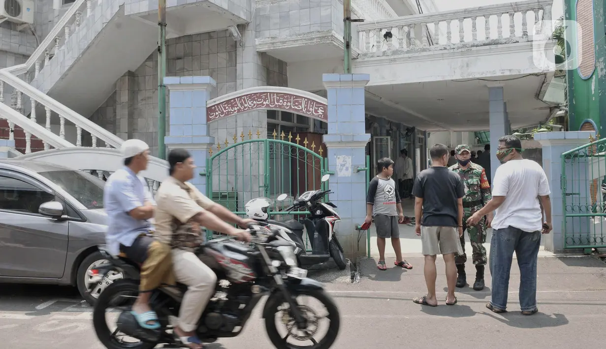 Anggota TNI saat berjaga untuk mengimbau jemaah agar tidak Salat Jumat di Masjid Jami'e Baitussalam, Cipinang, Jakarta, Jumat (10/4/2020). (merdeka.com/Iqbal S. Nugroho)