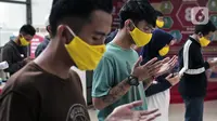 Narapidana membaca doa usai mendapat pembebasan bersyarat melalui program asimilasi dan integrasi terkait pandemi virus corona COVID-19 di Rutan Kelas I Depok, Jawa Barat, Selasa (7/4/2020). Narapidana yang dibebaskan harus sudah menjalani dua pertiga masa tahanan. (Liputan6.com/Johan Tallo)