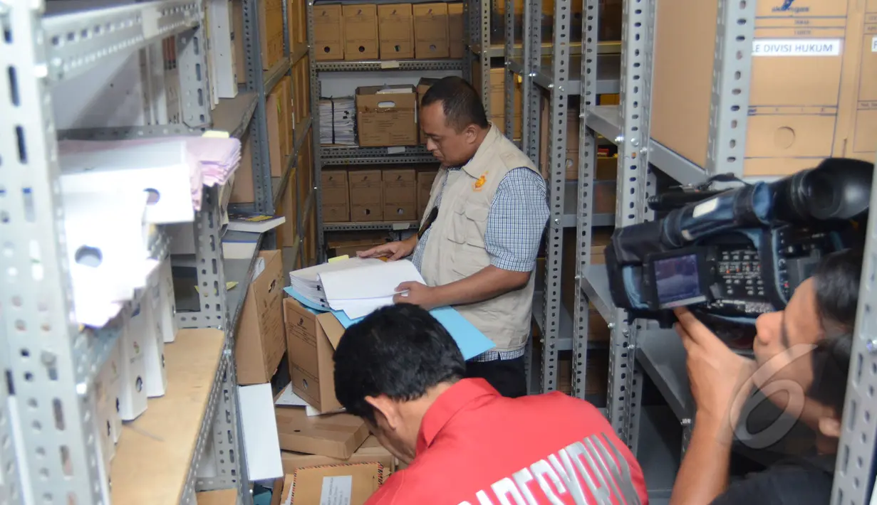 Suasana penggeledahan Kantor SKK Migas, Jakarta, Selasa (5/5/2015). Penggeledahan ini terkait tindak pidana korupsi dan pencucian uang yang dilakukan SKK Migas. (Liputan6.com/Herman Zakharia)