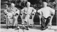 Pemimpin Tiga Negara Besar atau the Big Three pada sesi awal Konferensi Potsdam; Winston Churchill (PM Inggris), Harry S Truman (Presiden AS), dan Josef Stalin (Pemimpin Uni Soviet). (Wikimedia Commons / USNARA)