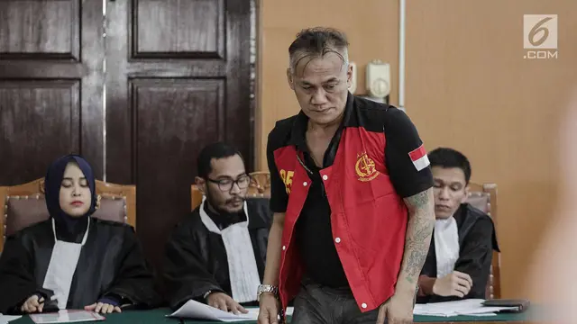 Tio Pakusadewo Hadiri Sidang