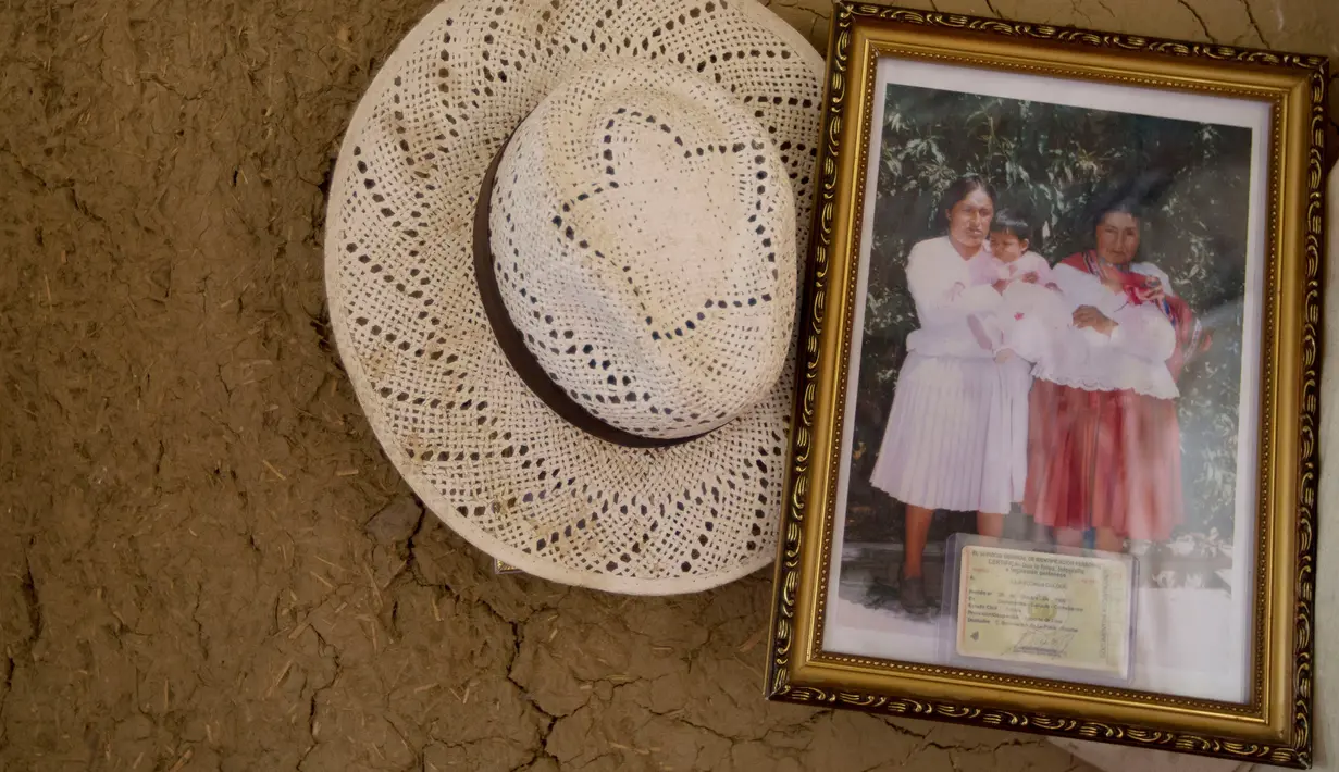 Foto Julia Flores Colque saat berusia 90 tahun (baju merah) bersama cucunya di Sacaba, Bolivia, 23 Agustus 2018. Guinness World Records  belum mengkonfirmasi catatan milik Julia dan konon belum ada referensi tentang perempuan tersebut. (AP/Juan Karita)