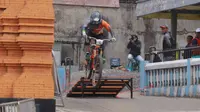 Aksi juara men elite Khoiful Mukhib di 76 IDH URBAN 2025 yang digelar di Ngadiwono, Pasuruan, Jawa Timur, Minggu (14/9/2025). (Bola.com/Megapro Communications)