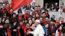 Paus Fransiskus bersalaman dengan jemaat dari China saat audiensi umum mingguan di Lapangan Santo Petrus, di Vatikan (18/4). (AP/Gregorio Borgia)