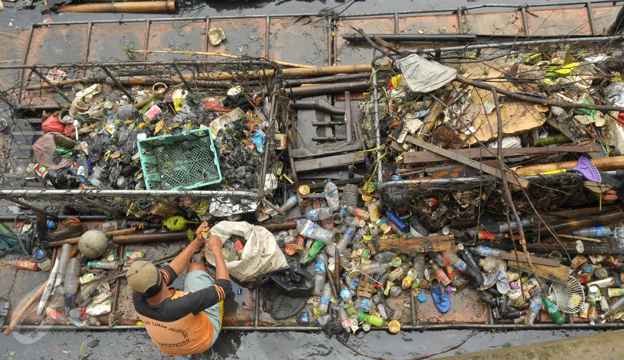 Petugas dari Dinas Kebersihan DKI mengumpulkan sampah yang menumpuk di kali yang berada di kawasan Cengkareng, Jakarta, Kamis (11/2). Kegiatan ini sebagai upaya Pemkot Jakarta Barat mengatasi banjir. (Liputan6.com/Faisal R Syam)