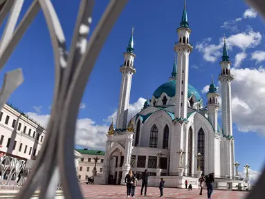 Wisatawan mengunjungi masjid Kul-Sharif di Kazan, Rusia, 9 Juni 2018. Masjid yang terletak pusat kota Kazan, ibu kota Republik Tatarstan ini merupakan salah satu masjid yang terindah di dunia. (AFP PHOTO/SAEED KHAN)