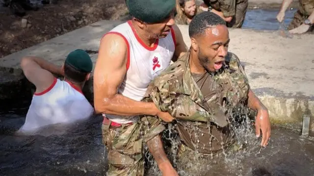 Pemain timnas Inggris, Raheem Sterling mengikuti latihan ala Marinir