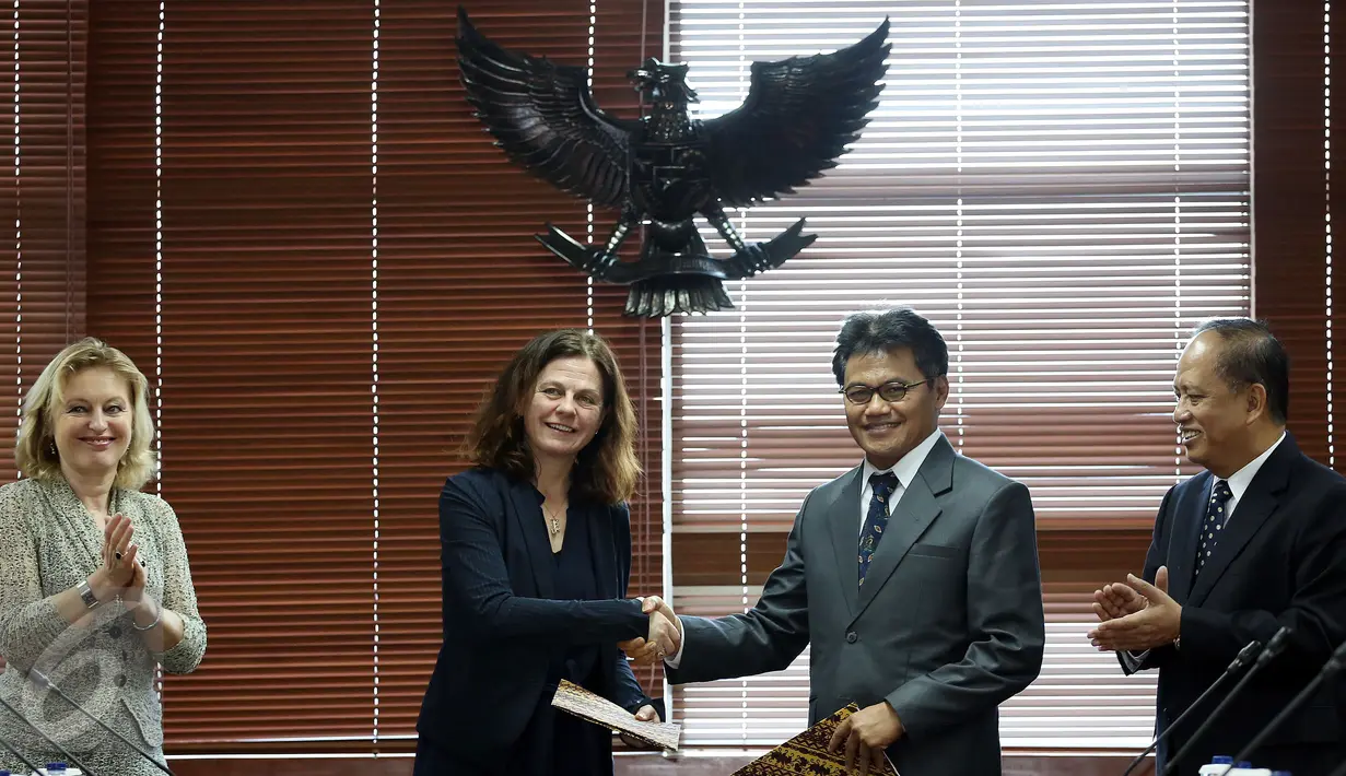 Sekjen Kemenristek Ainun Na'im (kedua kanan) dan General Deputy Kemendikbud Belanda Inge Vossenaar (kedua kiri) berjabat tangan usai menandatangani road map kerjasama antara Belanda dan Indonesia di Jakarta, Senin (13/2). (Liputan6.com/Johan Tallo)