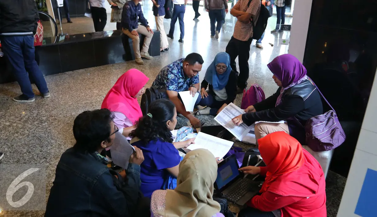 Sejumlah orang saat berada di kantor pusat Direktorat Jenderal Pajak untuk mengikuti program tax amnesty, Jakarta, Jumat (30/9). Hari terakhir ‎program tax amnesty banyak masyarakat memadati kantor pajak. (Liputan6.com/Angga Yuniar)